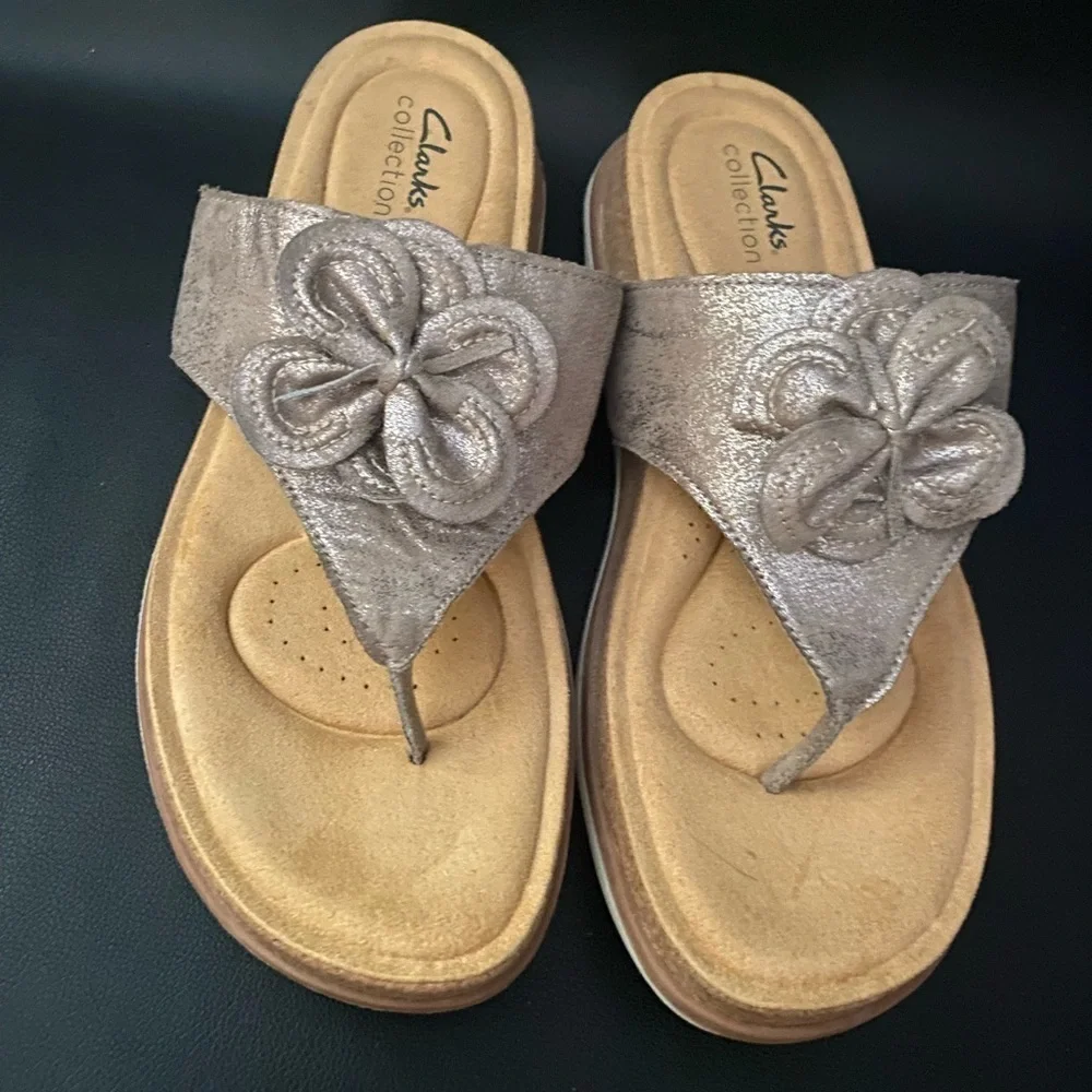 Clarks Collection taupe metallic women’s thongs shoe size 8.5M - Picture 1 of 7